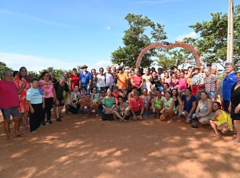 Melhor Idade de Guaíra é recebebido na Praia da Amizade em Itaquiraí