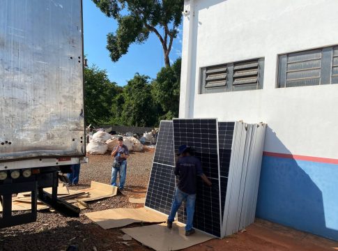 Mais de 300 placas solares chegam na UVR e no Ginásio de Esportes de Mundo Novo para instalação de duas usinas ‘solares’