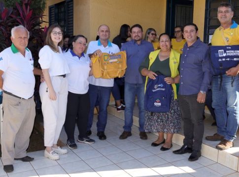 Setor de Segurança do Trabalho da Prefeitura de Naviraí entrega kits operacionais e jalecos a servidores da Saúde