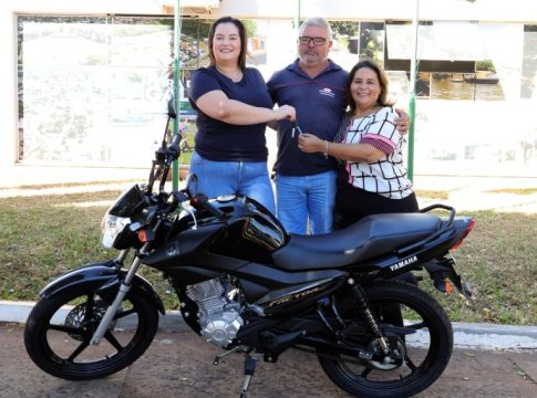 Prefeitura de Naviraí entrega mais uma moto sorteada na Campanha IPTU 2024 em Dia dá Prêmios
