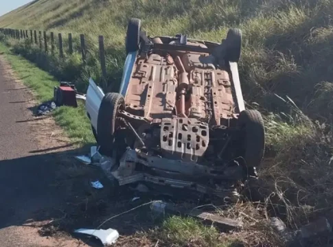 Carro capota às margens de rodovia e motorista foge