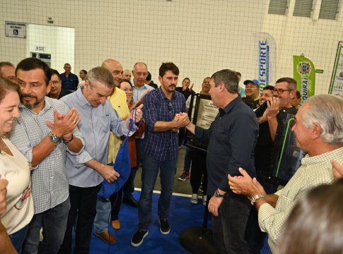 Prefeito Thalles Tomazelli e Governador Eduardo Riedel inauguram o primeiro Ginásio de Itaquiraí