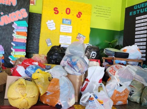 Estudantes se engajam em campanha e doações ao RS chegam todos os dias nas escolas