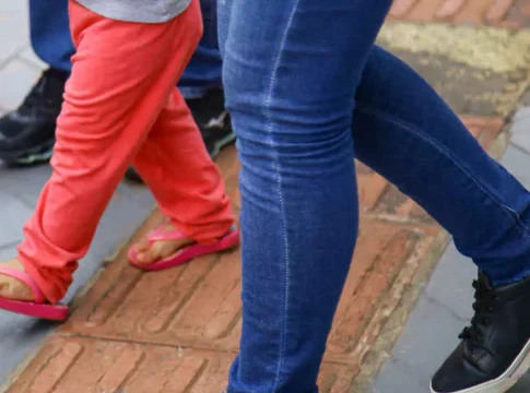 Mãe deixa filhos sozinhos em casa para ir à festa e meninas são estupradas pelo vizinho em MS