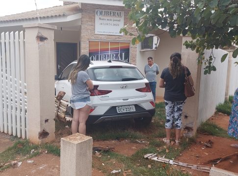 Veículo invade sede do jornal O Liberal