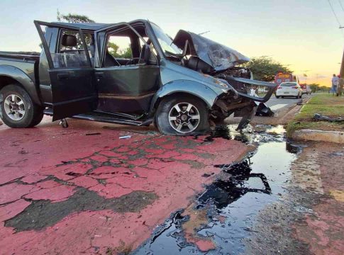 Caminhonete com 8 pessoas atinge poste na Duque de Caxias e vítimas ficam em estado grave