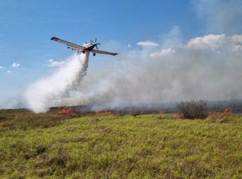 Com apoio aéreo, bombeiros atuam em incêndios florestais e resgatam ribeirinhos no Pantanal