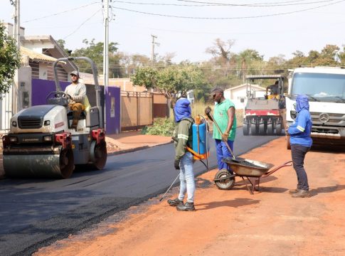 Com recursos próprios, Prefeitura de Naviraí prossegue obra de recapeamento no Portinari II