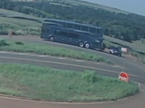 Assalto violento a ônibus de compristas é registrado na BR-369 em Cascavel