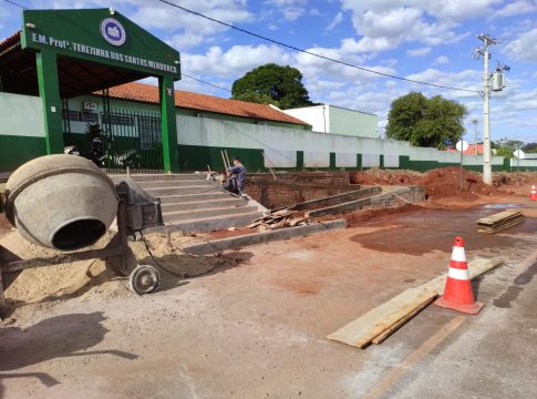 Infraestrutura inicia semana de trabalho com reforma do Terezinha e drenagem na Vila Nova