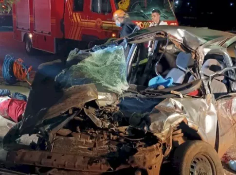 Acidente entre ônibus e carro em cruzamento mata dois e fere três em MS