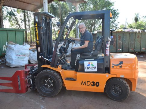 Cooperativa de reciclagem de Iguatemi recebe nova empilhadeira e balança para agilizar os trabalhos