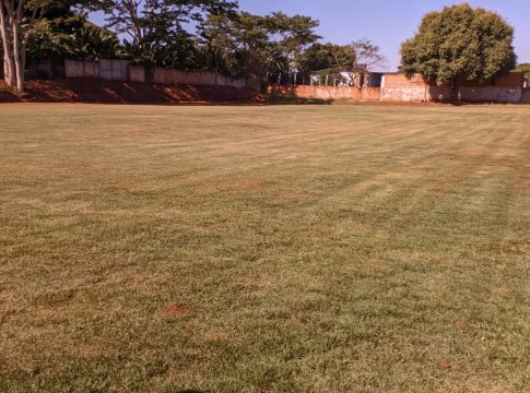 Parceria entre Quexada e Beto Pereira garante iluminação do campo de suíço