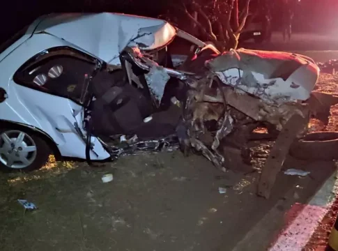 Carro sai da pista, bate em árvore e duas pessoas morrem em Amambai