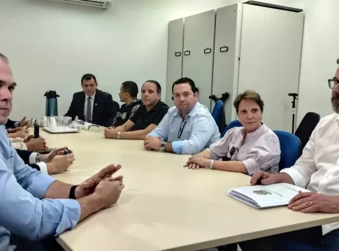 Com caminhonetes, produtores cercam acampamento indígena em área de conflito em Douradina