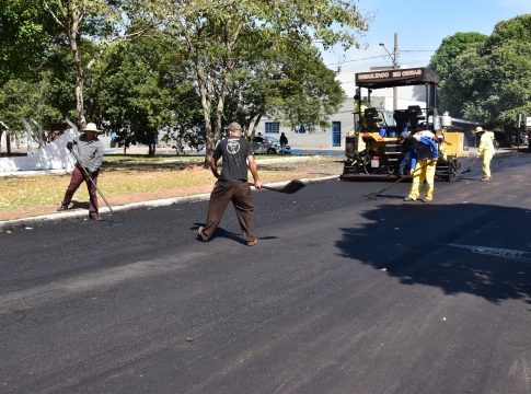 Recapeamento de 100 quadras prossegue em Iguatemi
