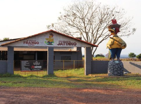 Infraestrutura de Mundo Novo realiza manutenção de estrada para a 17ª Festa do Frango Caipira