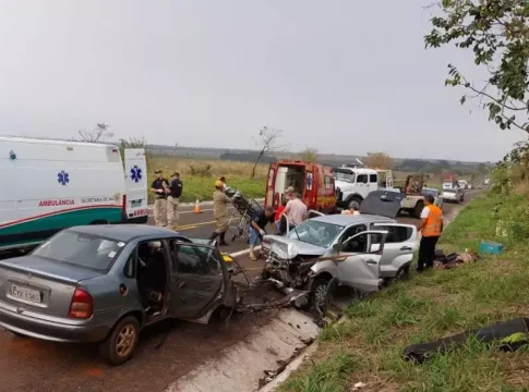 Tentativa de ultrapassagem indevida deixa um morto e cinco pessoas feridas