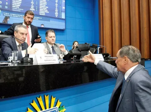 Mesmo discordando, deputados aprovam pedido de paz no campo