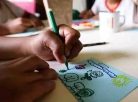 Mãe denuncia professora por passar fezes no rosto do filho em creche de Campo Grande