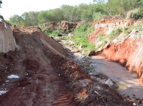 Prefeitura de Iguatemi realiza obra para recuperação de erosão no final da Av. Octaviano dos Santos