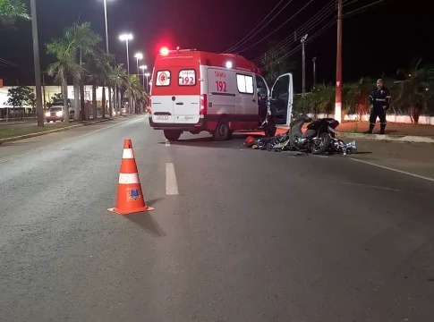 Jovens de 18 e 19 anos morrem após acidente de moto com carreta