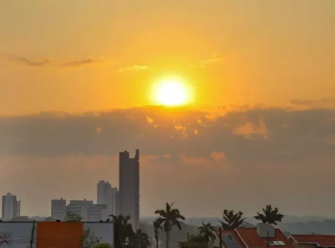 Outubro começa com fumaça, bandeira vermelha e previsão de calor histórico em MS