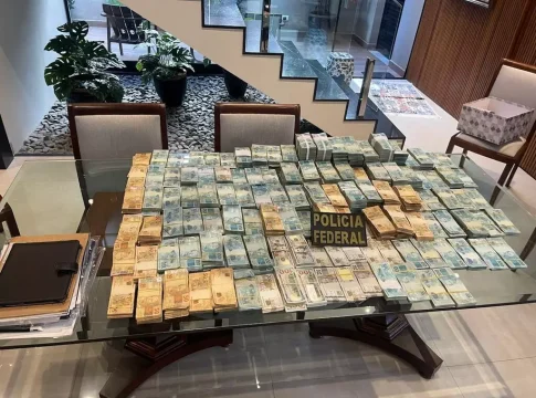 PF apreende 2,7 milhões em reais e dólares na casa de desembargador e armas