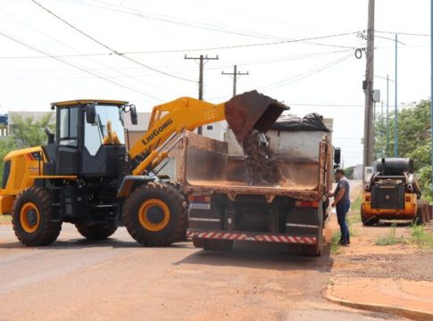 Infraestrutura de Mundo Novo antecipa limpeza de final do ano e realiza serviço nos bairros Vila Nova e Universitário