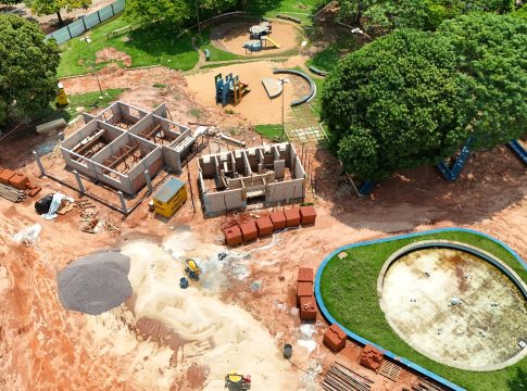 Obras de reforma e revitalização da Praça Santos Tomazelli avançam em Itaquiraí