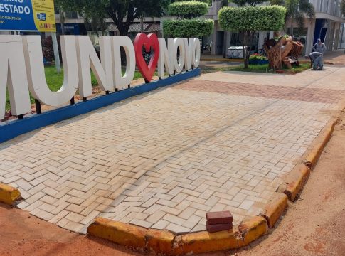 Local do letreiro de identificação no Centro de Mundo Novo recebeu construção de nova calçada