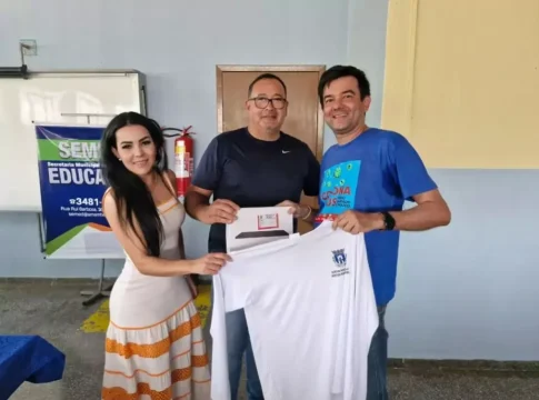 Prefeito Dr. Bandeira comemora entrega de tablets e camisetas para Agentes Comunitários de Saúde e de Endemias