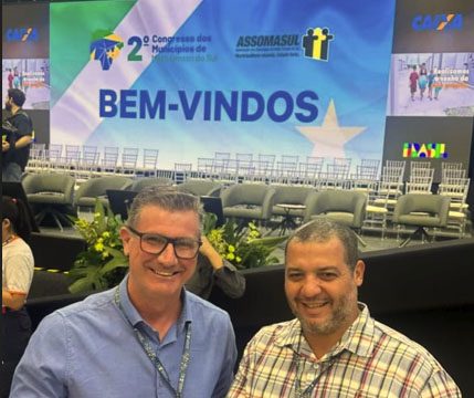 Erlon e Roani participam do Congresso de Municípios do MS