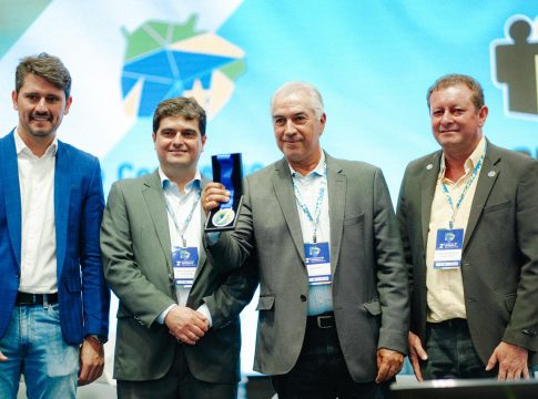 Reinaldo recebe da Assomasul “Medalha Mérito Municipalista”