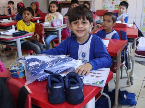 Prefeitura de Amambai entrega uniformes escolares para o ano letivo de 2025