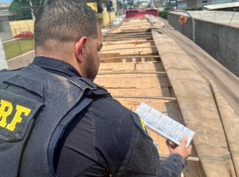 Caminhoneiro que saiu de Mundo Novo é preso com CNH falsa e 500 mil maços de cigarros na BR 277