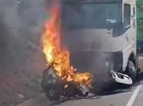 Motorista bate de frente com carreta e morre carbonizado na BR-163