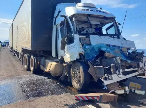 Caminhoneiro se distrai filmando paisagem, bate em veículo parado e morre