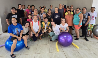 Corredor e guia medalhista de ouro na Paralimpíadas visita idosos que praticam pilates no Conviver