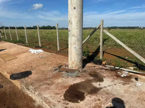 Casal morre após motorista tentar desviar de montinho de terra e atingir poste