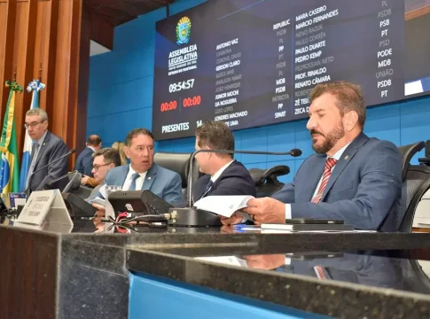 Deputados aprovam pacote de projetos, incluindo 15% de reajuste a 6 categorias