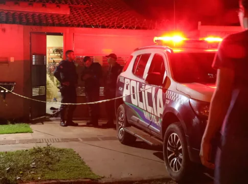 Dupla invade casa e tenta matar morador na frente da filha de 6 anos em Campo Grande