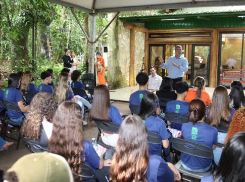 Para encerrar projeto sobre educação política, governador recebe alunos de escola estadual de Paranhos