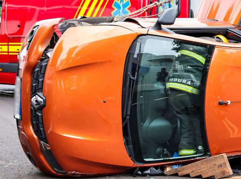 A caminho da igreja, idosa bate em carro parado e veículo tomba na Sebastião Lima