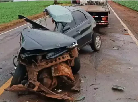 Acidente mata uma pessoa, deixa quatro feridos e racha carro ao meio