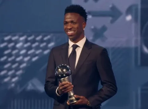 Vini Jr. é eleito o melhor jogador do mundo no The Best da Fifa