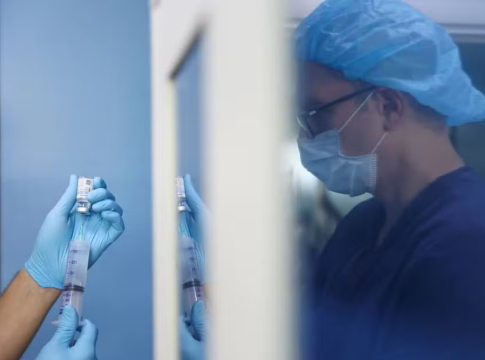 Rússia divulga vacina revolucionária que combate o câncer para 2025