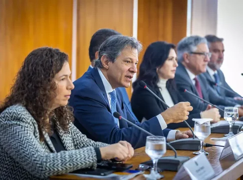 Governo envia ao Congresso pacote de cortes para economizar R$ 327 bilhões