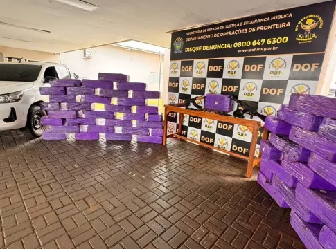 Polícia encontra Hilux roubada, droga e 2 fuzis em entreposto do tráfico