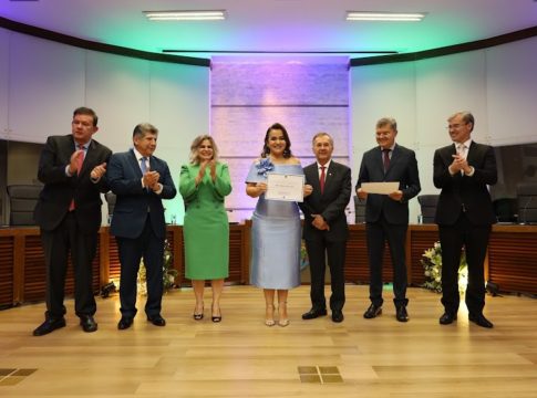Primeira prefeita eleita no voto é diplomada em Campo Grande com vice e 29 vereadores